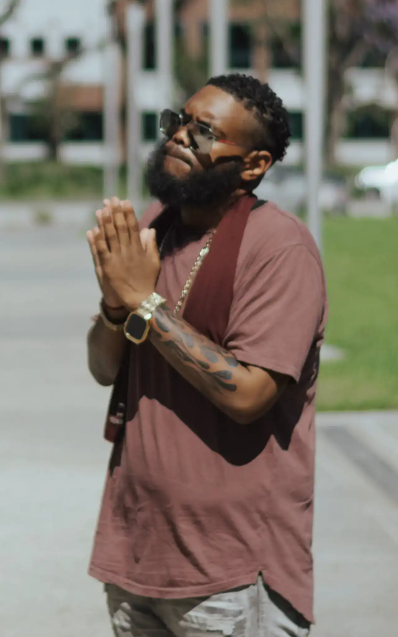 KingJu1c3 with hands pressed together, looking up